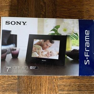 Never Used Digital Frame (EU plug)